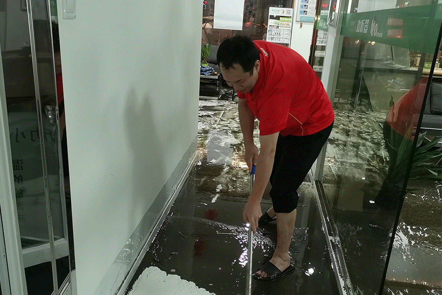 暴雨來襲，聽覺有道驗配師連夜搶救公司財產